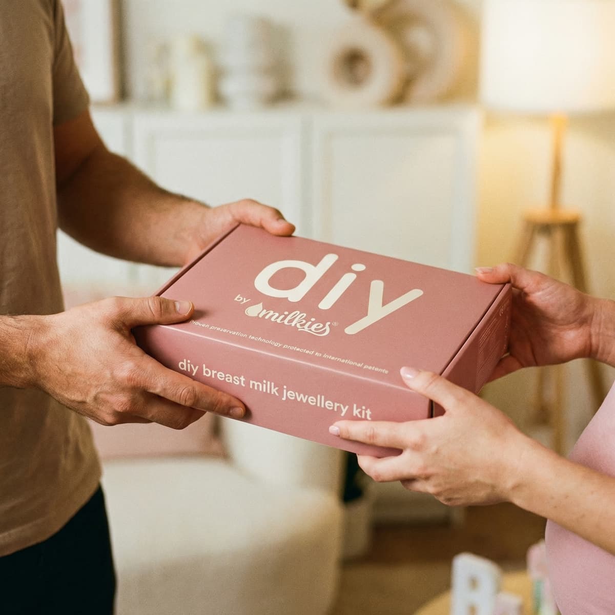 Eleganckie pudełko z różowym zestawem DIY by Milkies do tworzenia biżuterii z mleka mamy, idealny jako prezent dla matki karmiącej